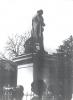 1942 -Déboulonnage de la statue de Paul Broca - 20 mars 1942.jpg